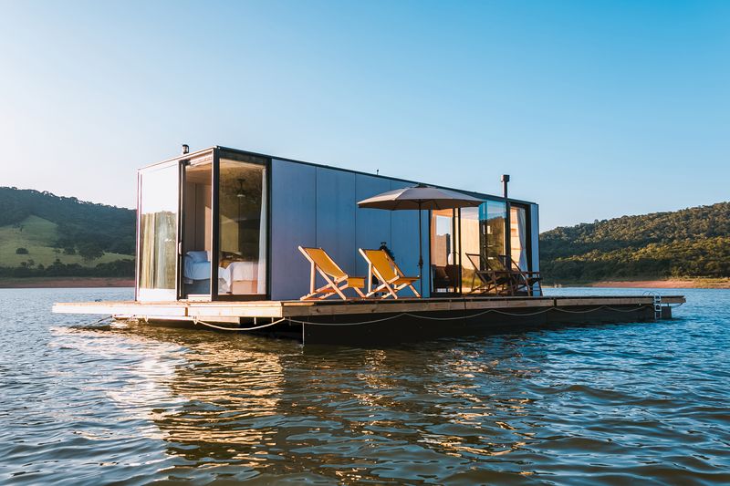 15 Modern House Design With An Amazing View - Decor Hint Floating House on a Riverbend
