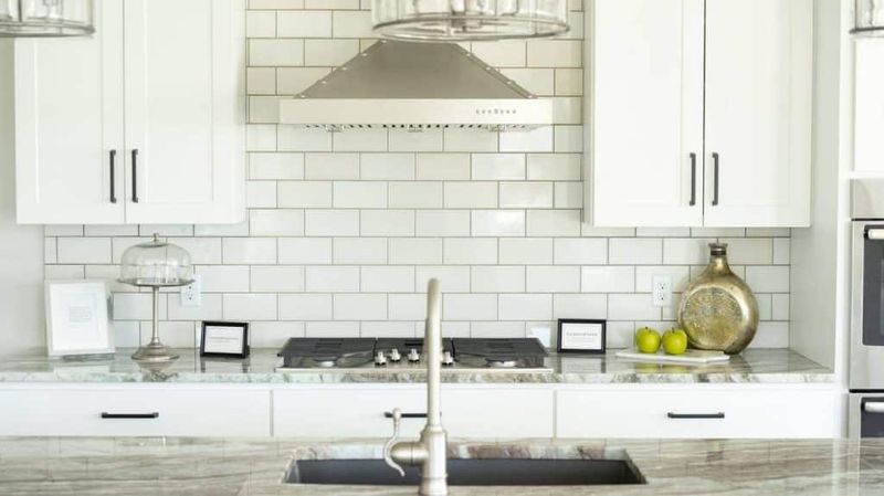 What Not To Keep: 5 Items That Undermine Style In Texas Kitchens (Plus 5 To Add) - Decor Hint Simple, Modern Subway Tile Backsplashes
