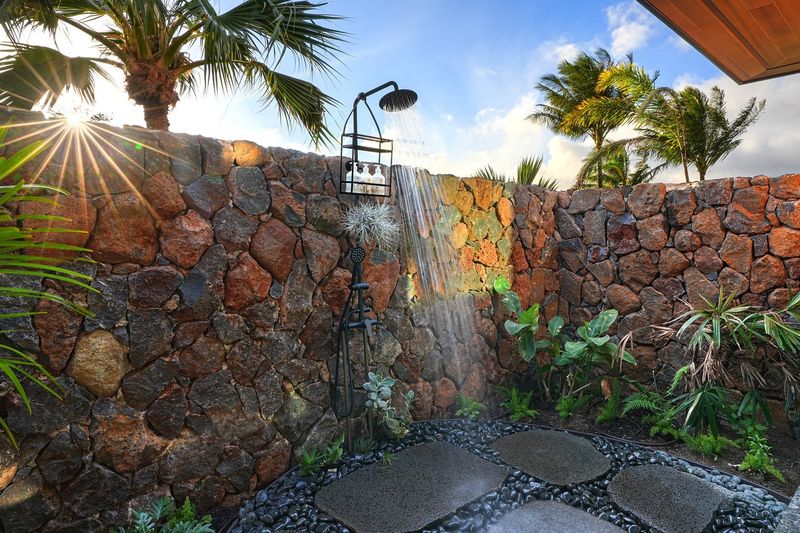 14 Tropical Garden Accents Seen Around Hawaii Villas - Decor Hint Outdoor Lava Rock Showers
