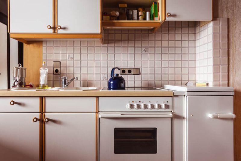 10 Kitchen Items That Drain Charm From Tennessee Homes (And 9 Stunning Upgrades Designers Swear By To Transform Your Space) - Decor Hint Yellowing White Appliances From Yesteryear