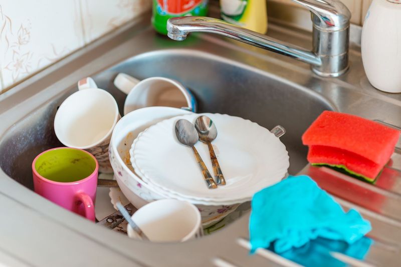 13 Things People With Nice-Smelling Homes Never Do According To Pros, Plus 9 Extra Ones People Usually Forget - Decor Hint Allow Dirty Dishes To Accumulate