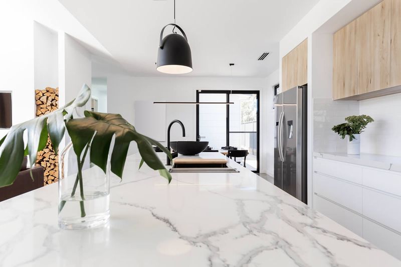 10 Kitchen Looks That Are Losing Popularity In Pennsylvania (With 10 That Still Shine) - Decor Hint Quartz Countertops