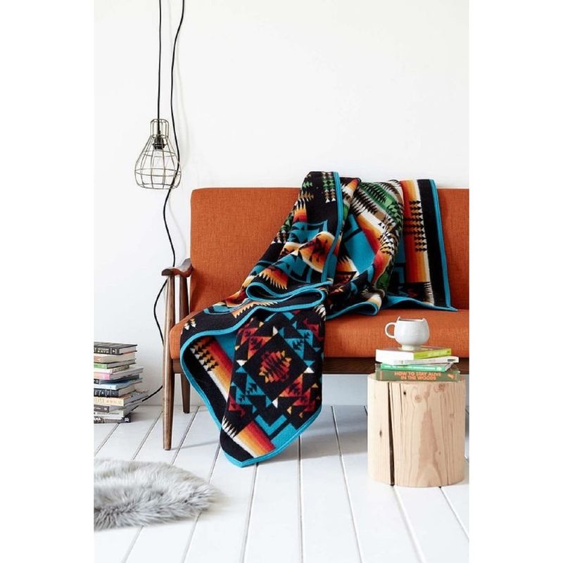 14 Vintage Items That Define The "New Americana" Home Trend - Decor Hint Rustic Wool Blankets