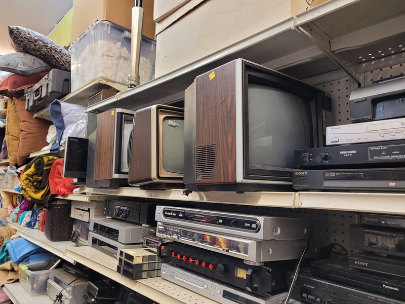 10 Items In Your Home That Are Worth Less Than You Would Think And 9 That Are Practically Worthless - Decor Hint Outdated electronics gathering basement dust