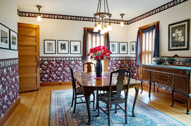 22 Living Room Features That Are Super Outdated, According To Designers - Decor Hint Wallpaper Borders