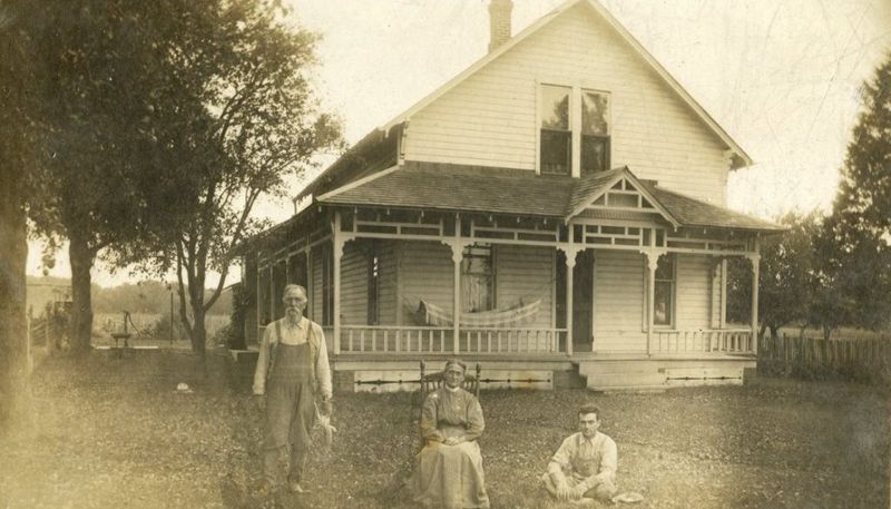 22 Photos That Show What American Homes Truly Looked Like 100 Years Ago - Decor Hint Front Porch Living Rooms