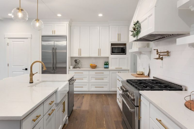 11 Kitchen Styles Falling Out Of Favor In Florida (And 11 That Are Here To Stay) - Decor Hint Minimal shaker-style cabinets