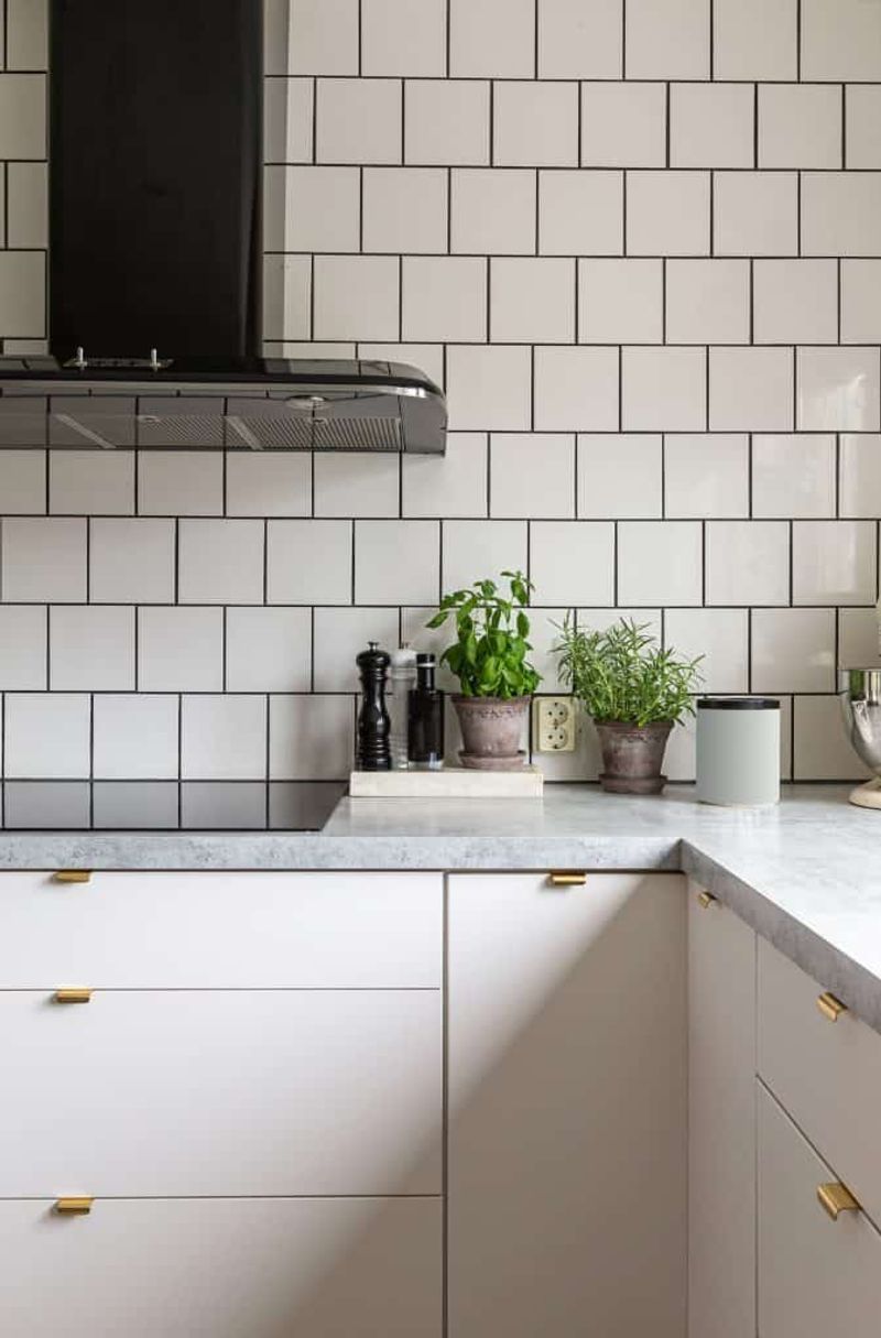 7 Fading Kitchen Fads In Boise And 6 Classic Designs That Still Shine - Decor Hint Subway Tile With Bold Contrasting Grout