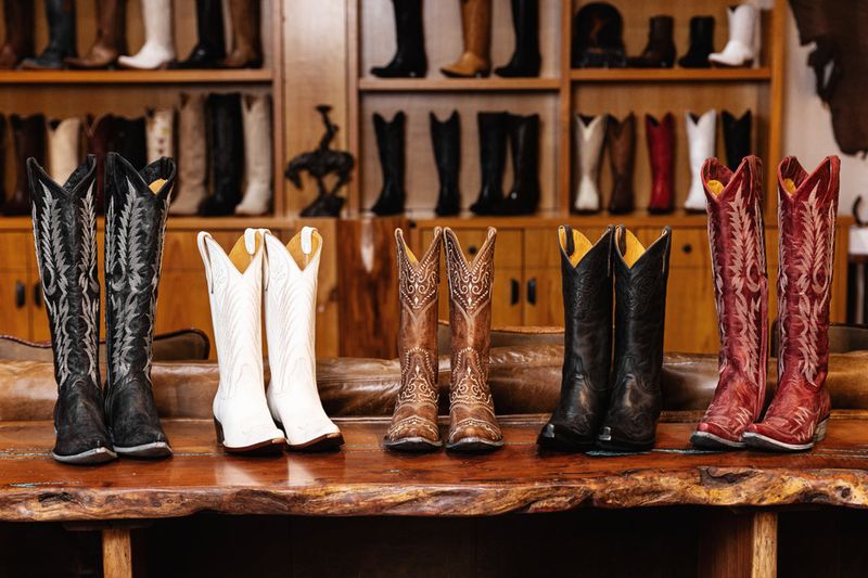 Texas Antique Market Forecast: 9 Items That'll Soar In 2025 (And 9 That Won't) - Decor Hint Vintage Western Wear