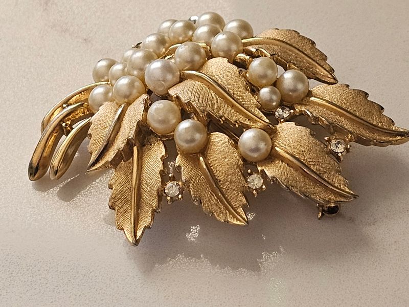 10 Things in Grandma's Living Room That Are Worth A Fortune - Decor Hint Vintage Costume Jewelry