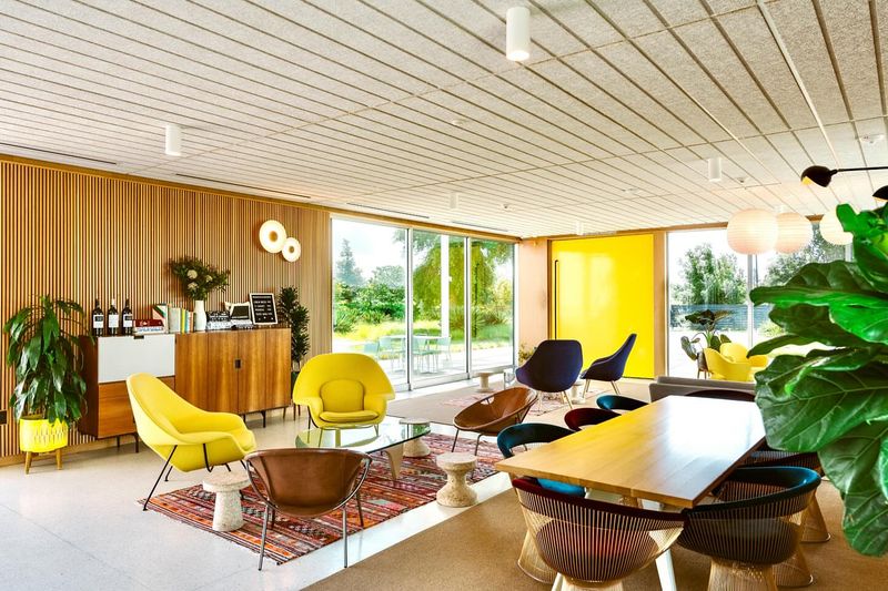 22 Ways To Use Antiques In Your Home Without It Looking Like A Museum - Decor Hint Play With Unexpected Color
