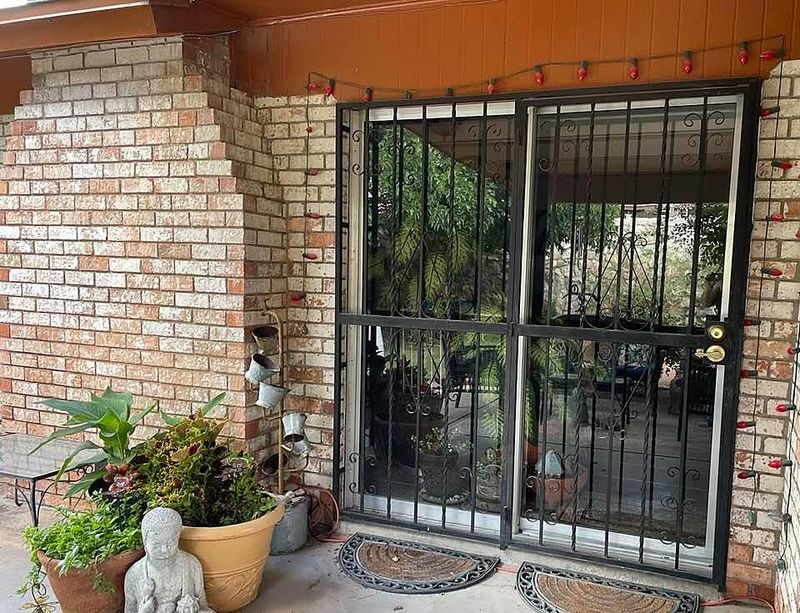 10 Classic Curb Appeal Styles From Historic Washington Streets That Might Not Age Well - Decor Hint Wrought Iron Security Bars