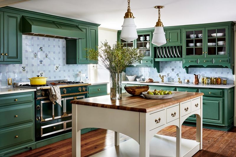 18 Kitchen Red Flags That Make New York Buyers Think Twice, According To Designers - Decor Hint Unattractive Backsplash