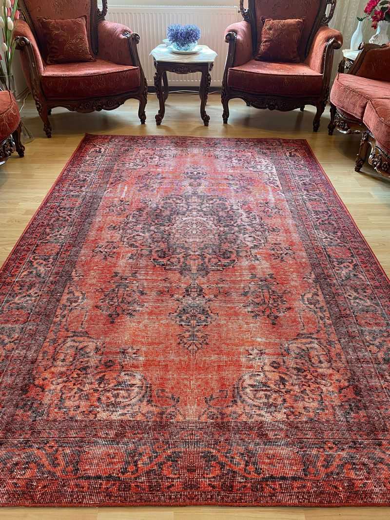 18 Examples Of The English Kitchen Style That's Replacing The Modern Farmhouse - Decor Hint Antique Rugs