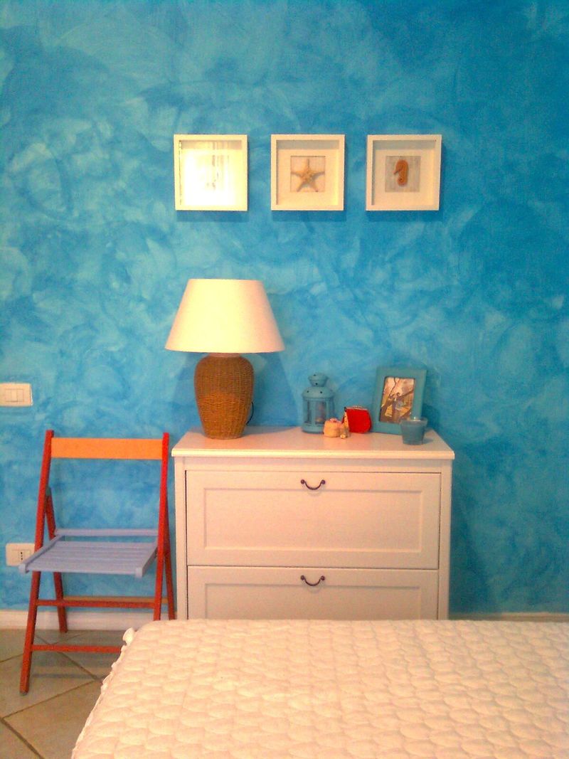 Designers Say These 20 Items Are Aging Your Home Instantly - Decor Hint Faux Finishes on Walls (Like Sponge Painting)