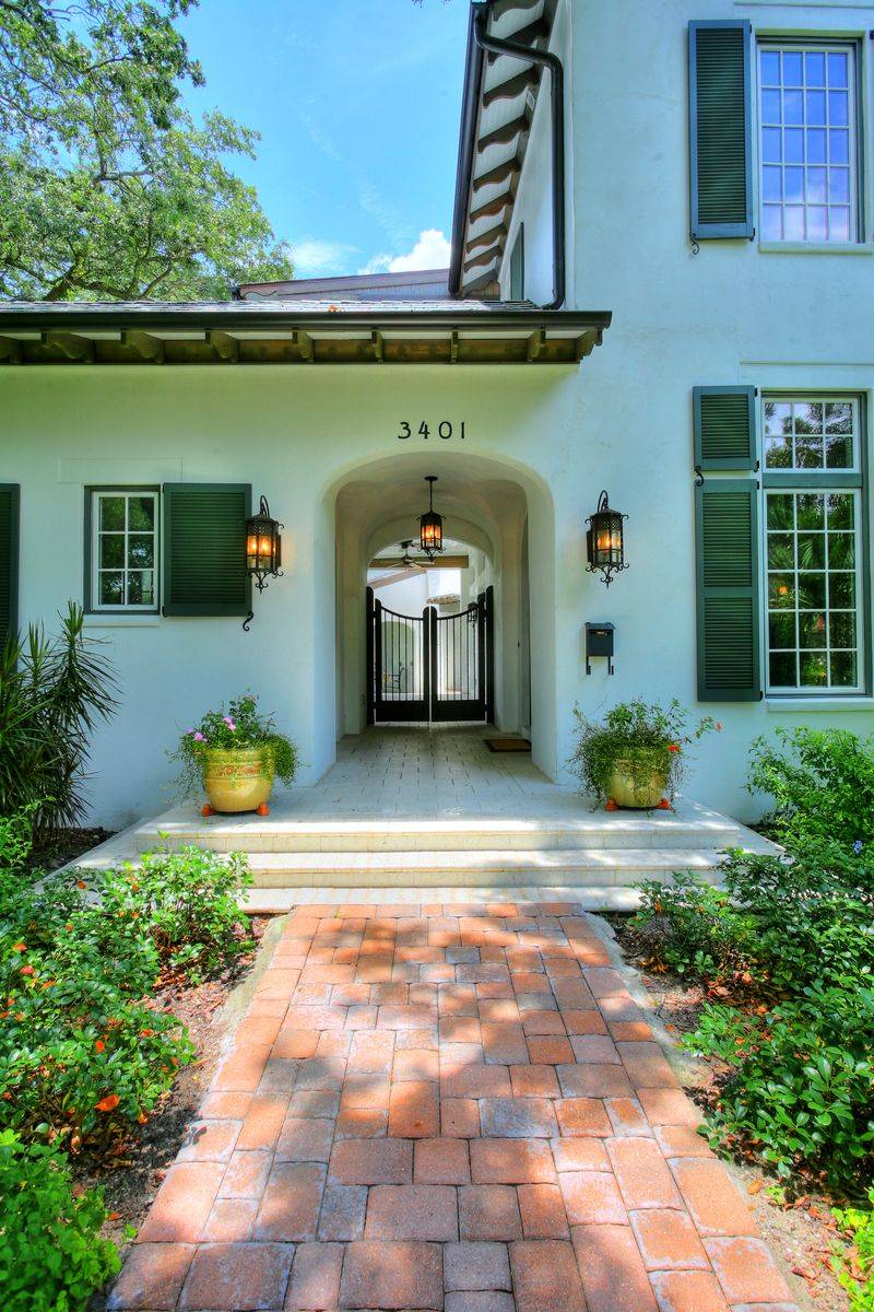 7 Ways Southern Charm Shows Up In Scottsdale Homes Plus 3 Essentials You Can't Skip - Decor Hint Classic Lantern Lighting (Essential)