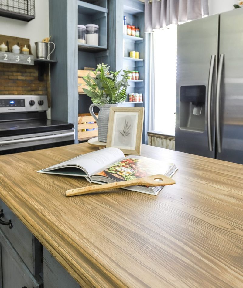 20 Outdated Kitchen Cabinet Styles Designers Say To Avoid - Decor Hint Faux Wood Laminate