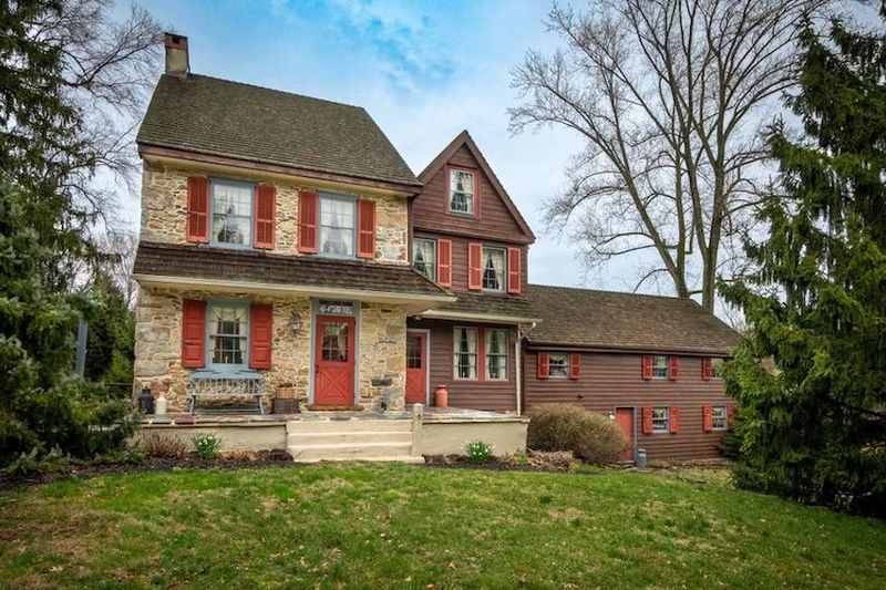 13 Home & Garden Ideas Inspired By The Heart Of Pennsylvania - Decor Hint Barn Red Exterior Paint Accents