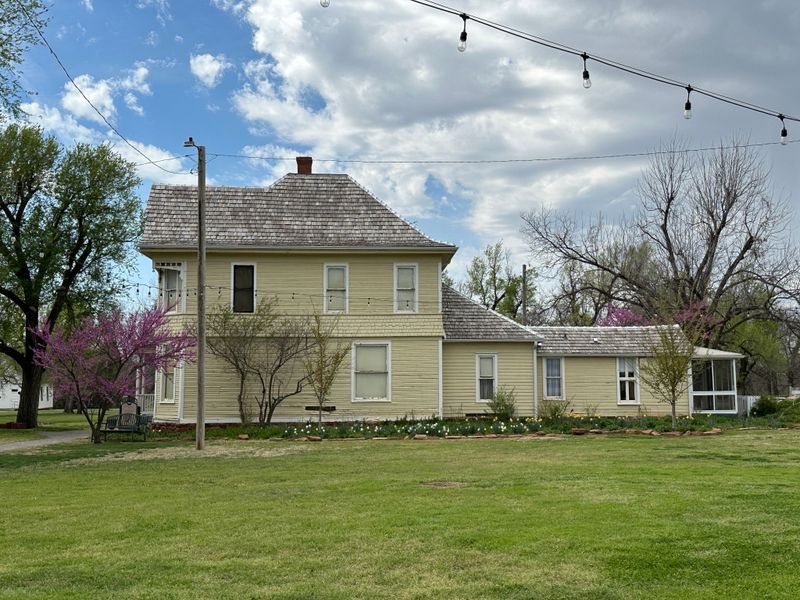 Historic Charm Lives On: 7 Curb Appeal Styles That Define Oklahoma Streets - Decor Hint Territorial Farmhouses: Practical Pioneers With Timeless Appeal