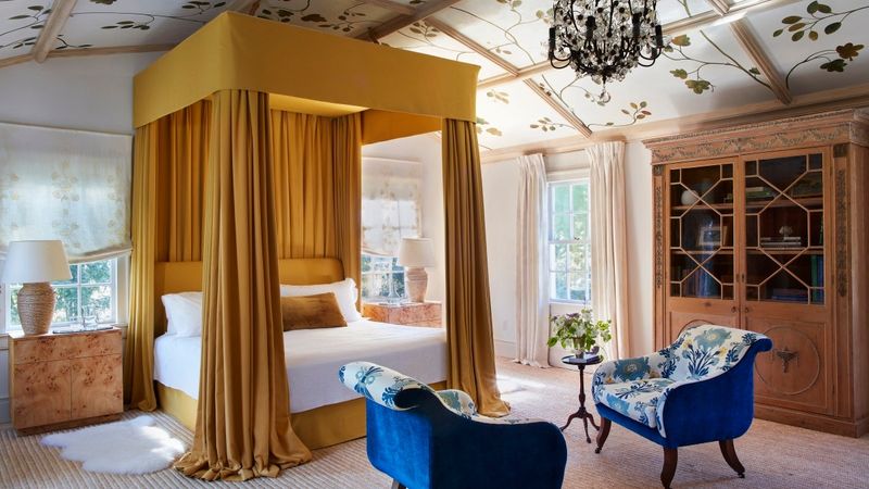 18 Photos That Show Inside A Mansion That Belonged To One Of America’s Wealthiest Families - Decor Hint Master Bedroom Suite with Canopy Bed