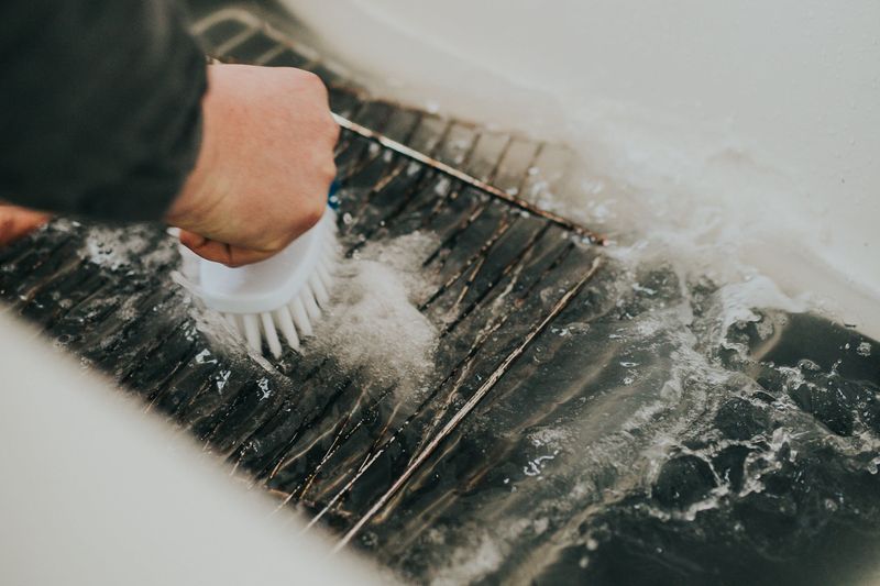 9 Common Oven Rack Cleaning Mistakes (And How To Avoid Them) - Decor Hint Forgetting To Line Your Bathtub