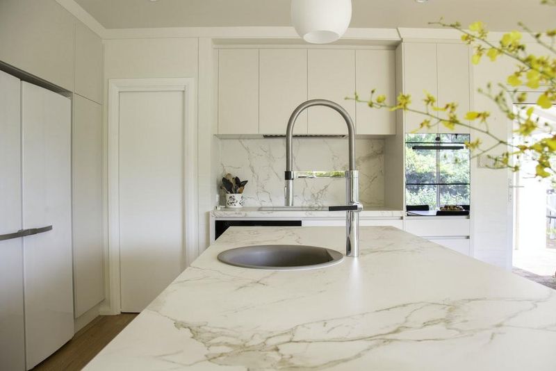 Quartz Countertops in Neutral Tones (Keeping)