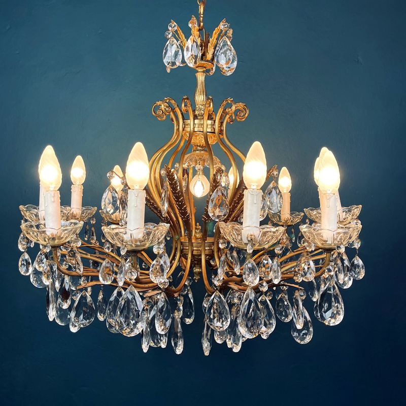 5 Items In Grandma’s Living Room That Are Worth A Fortune (And 5 That Are Kind Of Worthless) - Decor Hint Crystal Chandelier