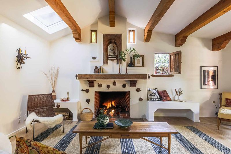 11 Common Decor Errors That Shrink The Look Of Your Home - Decor Hint Too Many Small Décor Pieces