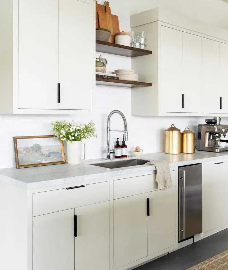 8 Kitchen Cabinet Looks Falling Out Of Style in Alabama And 5 Designers Still Love - Decor Hint Matte Black Hardware With Crisp Paint Neutral Cabinets