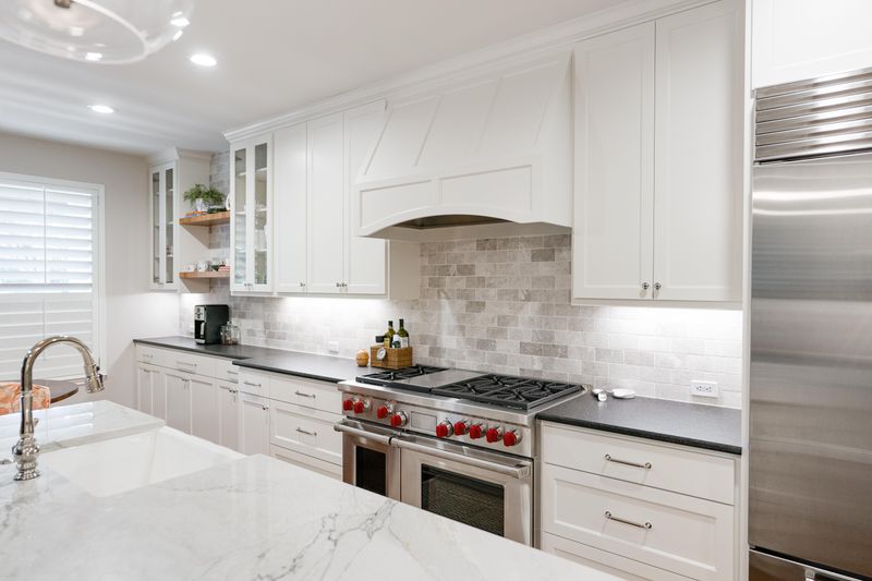 7 Kitchen Colors That Can Drag Down The Mood In College Park Homes (And 3 That Already Do) - Decor Hint Harsh Bright White