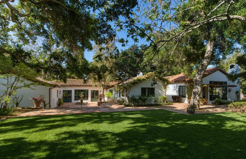 6 San Leandro Home Styles That May Hurt Your Resale Value By 2026 And 5 Buyers Will Be Looking For - Decor Hint Oversized McMansions With Inefficient Footprints