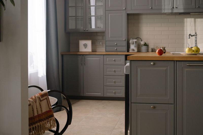 10 Kitchen Looks That Are Losing Popularity In Pennsylvania (With 10 That Still Shine) - Decor Hint Wall-To-Wall Cabinetry