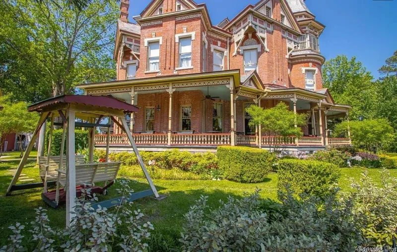 17 Must-See Photos Of An 1888 Queen Anne Home In Little Rock - Decor Hint Exterior Side Garden View