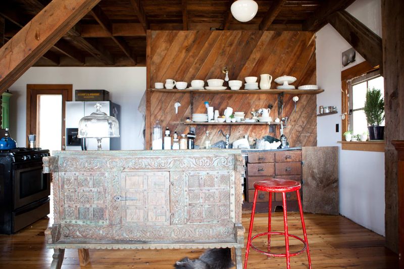 12 Cozy Decor Ideas Inspired By Vermont Cabin Homes - Decor Hint Handcrafted Pottery In Earth Tones