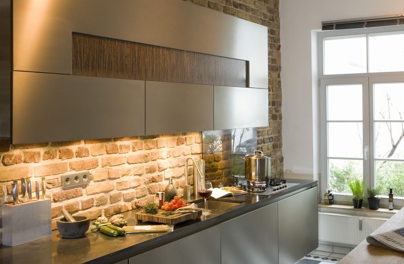 15 Kitchen Dealbreakers Nevada Homebuyers Can't Stand, According To Designers - Decor Hint Poor Task Lighting