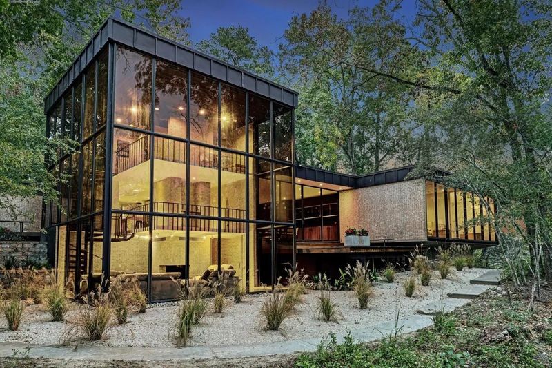 16 Secluded Texas Mansions Stretch Out In The Lone Star State - Decor Hint Houston Riverhouse
