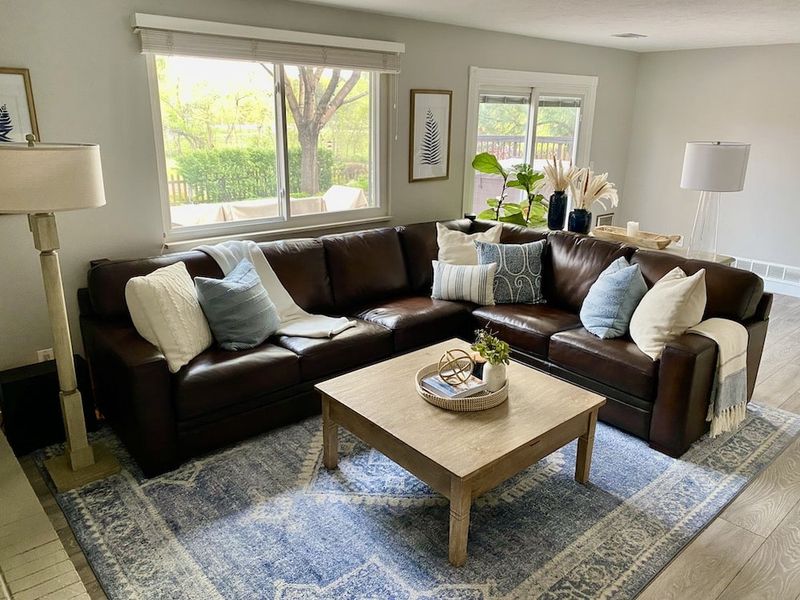6 Sofa Colors That Always Look Good In California And 6 That Are Definitely Out - Decor Hint Black Leather - Corporate Coldness