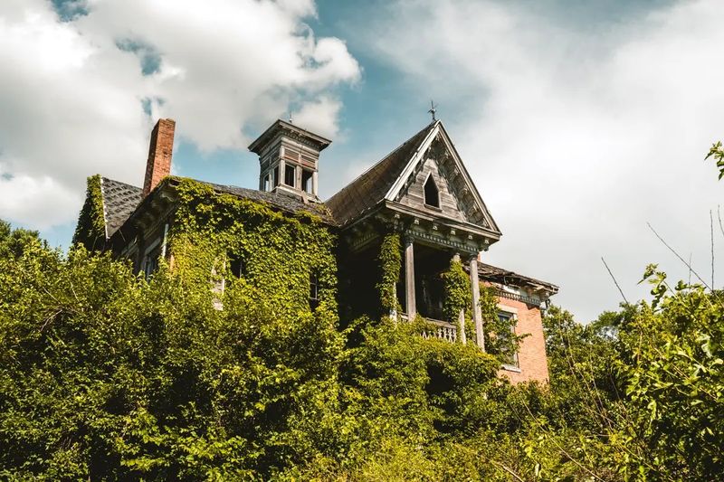 12 Dated Ohio House Styles That May Not Make It To The Next Generation - Decor Hint Unrestored Victorian Homes Falling Into Disrepair