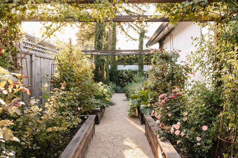 21 Innovative Walkway Designs That Will Spice Up Your Backyard - Decor Hint Gravel and Timber Mix