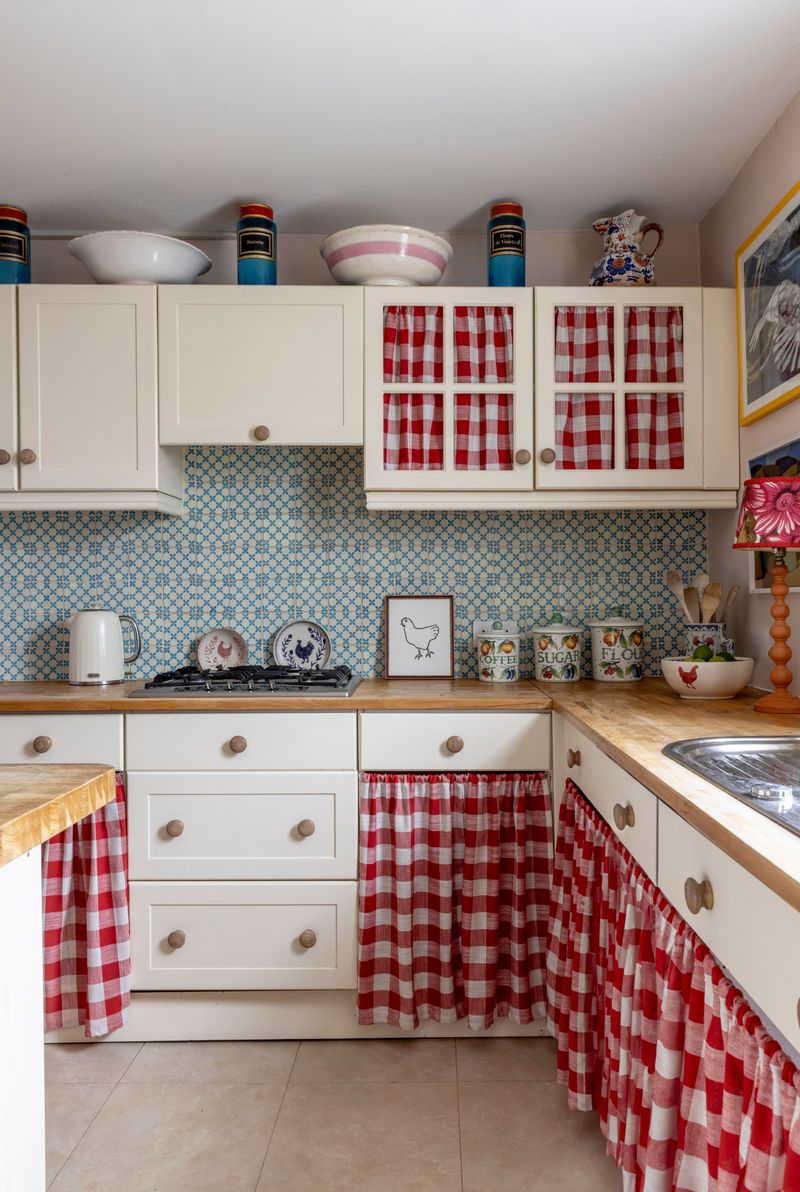 How To Achieve Country Chic Style In Your Kitchen: 17 Simple Tips - Decor Hint Use Gingham And Floral Textiles