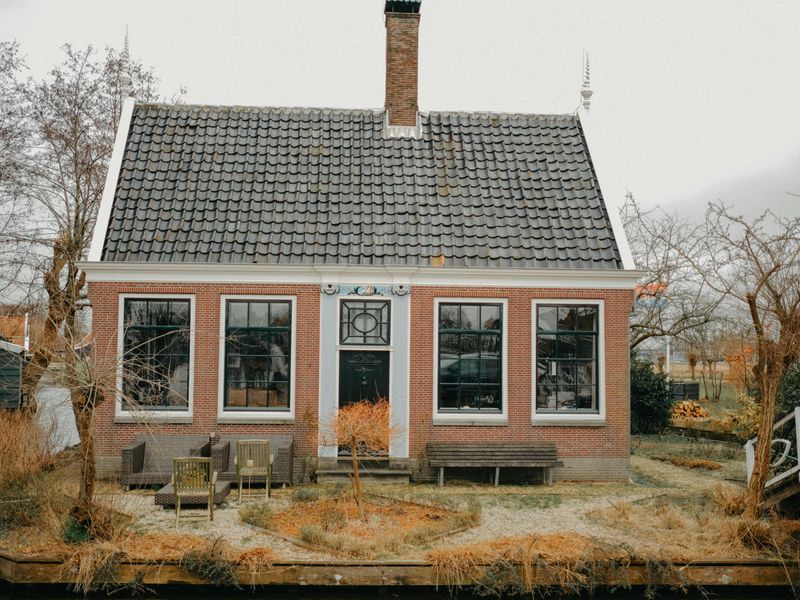 7 Examples Of Coastal Inspired Curb Appeal In Boston Homes - Decor Hint Weathered Cedar Shingle Accents