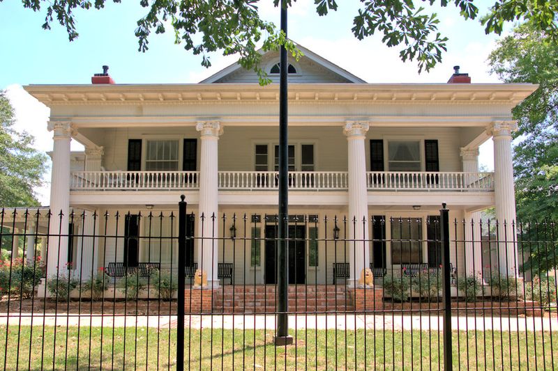 10 Signature Southern Design Elements Found In Georgia Homes And 3 You Simply Can't Skip - Decor Hint Tall, Elegant Columns