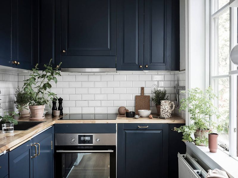 7 Kitchen Colors That Can Drag Down The Mood In College Park Homes (And 3 That Already Do) - Decor Hint Navy Blue In Small Spaces