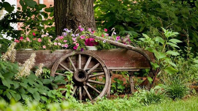 15 Rustic Outdoor Vibes Taking Over Vermont Neighborhoods - Decor Hint Vintage Farm Equipment As Garden Art