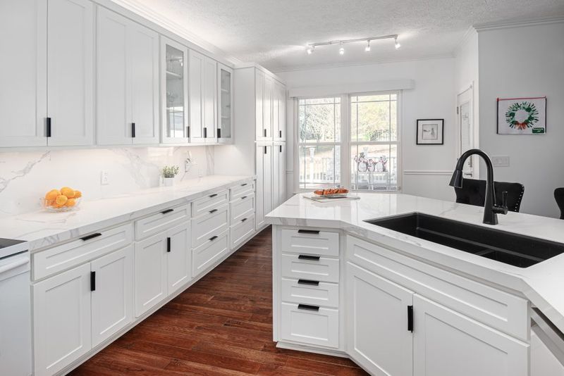 19 Diverse Examples That Say White Is The Best Color For Kitchen Cabinets - Decor Hint Psychological Benefits of Brightness