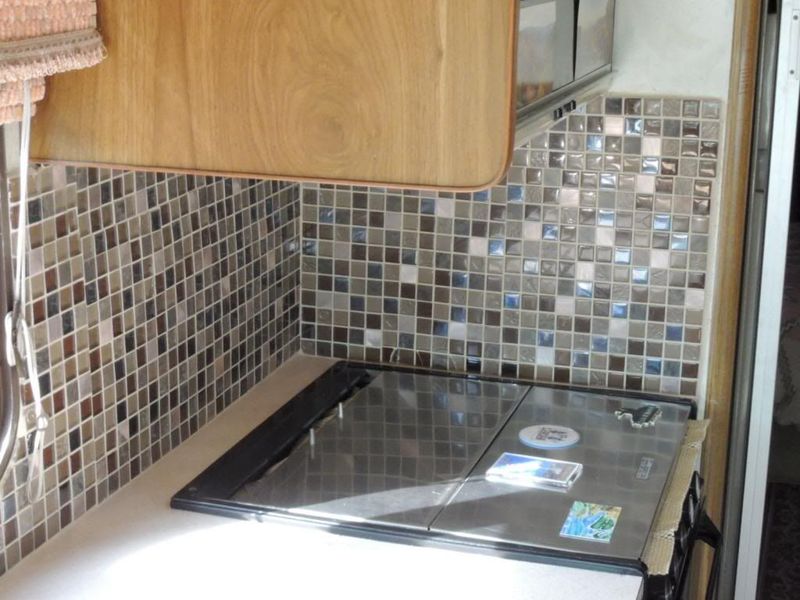 21 Mistakes Everyone Makes When Decorating A Kitchen - Decor Hint Underestimating Backsplash Importance