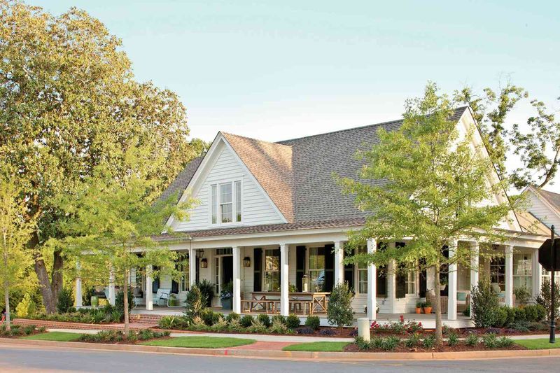 12 Bold Exterior Touches From Texas Ranches Gaining Popularity - Decor Hint Grand Wraparound Porches