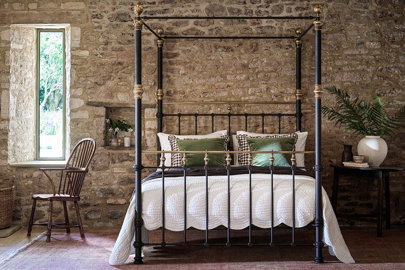 19 Interior Trends That Are Making Antique Collecting Cool Again - Decor Hint Statement Antique Beds