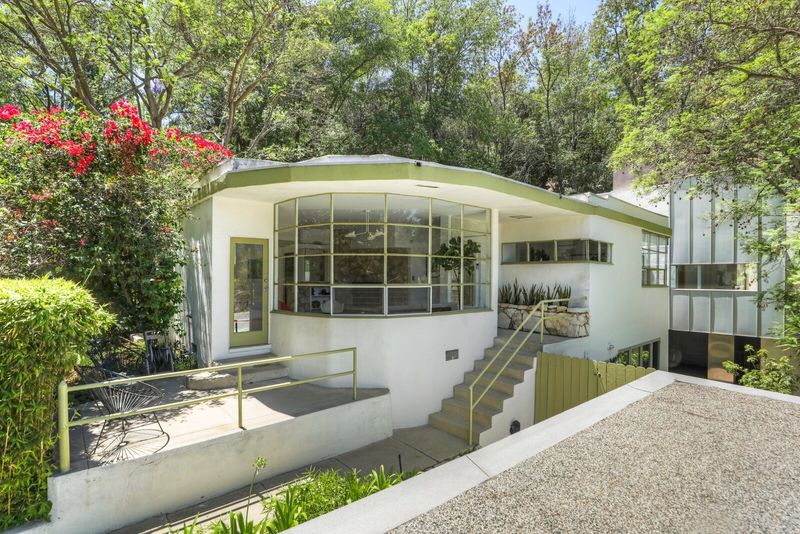 10 Vintage-Inspired Facades That Define Los Angeles' Historic Charm - Decor Hint Streamline Moderne Curved Facades