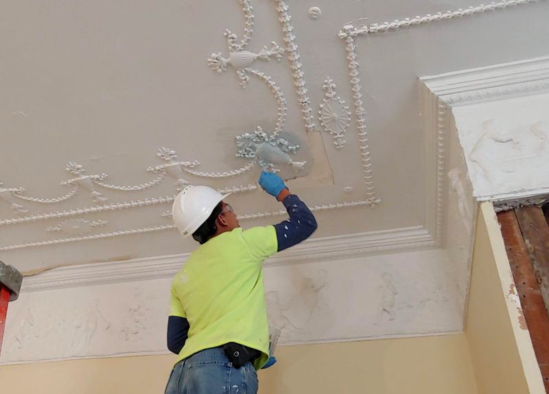 10 Southern Design Elements That Capture The Essence Of Dallas Homes - Decor Hint Ornate Crown Molding